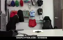 مفلس امرأة سمراء في سن المراهقة مع الحمار الملاعين خطوة شقيق.