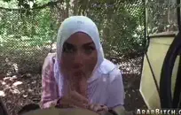 شقي ومثير في سن المراهقة فاتنة يأخذ الديك الوحش بجد.