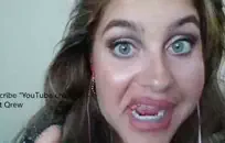 إنه يمارس الجنس مع صديقته المراهقة.