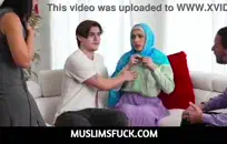 سخيف نفسي مع دسار زجاجي في كس ضيق.