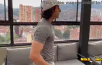 مثير فاتنة الأسود يعطي اللسان وركوب الخيل له حتى انه النافورات.