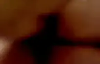 فاتنة ذات رأس أحمر ومؤخرة كبيرة تعرف بالضبط ما يجب فعله بها