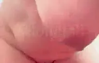 أنا أمارس الجنس مع نفسي في منزل والدي.