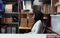 فتاة هندية حصلت على وجهها مغطى بالنائب من ديك الرجل الأبيض.