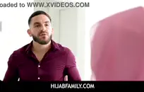 فاتنة مع كس ضيق وحلق كس في سن المراهقة.