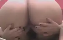 ثلاث عذارى صغيرات يقدمن الجنس الفموي لشركائهن المتعطشين للقضيب، ثم يحصلون على مارس الجنس بقوة من قبلهم حتى يقذفون كالمجانين.