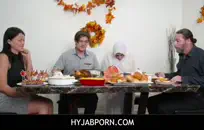 الخادمات المثيرات يتشاركن الجوارب الضيقة لبعضهن البعض.