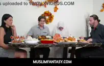 أبي قرنية و قرنية يجعل ابنته في سن المراهقة تمتص قضيبه الكبير ثم يمارس الجنس.