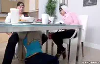 امرأة سمراء مع الثدي الصغيرة تأخذ الديك حتى مؤخرتها.