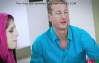 كبير titted الآسيوية في سن المراهقة يلعب على سريرها مع هزاز.