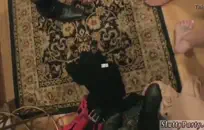 الحمار الآسيوي الصغير اللزج يحب مص القضيب، خاصة عندما تحصل على وجهها في الحلق العميق.