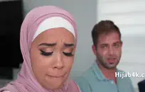 خنثى يحصل عارية ويلعب مع لعبتها.