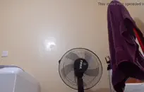 اشتعلت في سن المراهقة استمناء شقيقة. سخيف لها كس ضيق في الحمام.