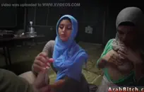 الصبي المخنث يتبول إلى النشوة الجنسية في الأماكن العامة.