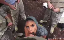 اللعنة على تلك العاهرة هذه الفرخ الساخنة اليائسة مستعدة للنزول والقذرة مع أي شخص سيأخذها.