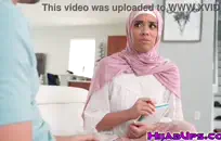 صبي صغير في سن المراهقة مع ديك كبيرة سخيف في الفندق.