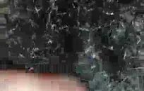 أقدام نايلون على كرسي وأحذية خنجر.