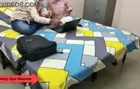 تلعب سارة لي بألعابها الجنسية.