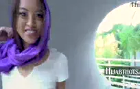 أصابعه تضاجع أحمق بينما يصور زميله في الغرفة مع الكاميرا.