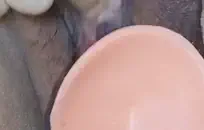 عاهرة قرنية صغيرة المؤخرة مع تطور لاتيني تمتص وتضرب طريقها من خلال ديك بعد ديك.