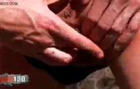 فتاة شقراء وشم يعطي bj مزدوج.