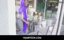 اللسان في سن المراهقة اليابانية ونائب الرئيس في الفم.