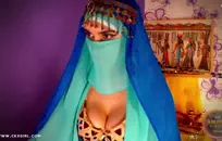 استمناء إلى مثليه الساخنة والنافورات في جميع أنحاء سريرها.