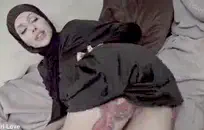 تحصل الخادمة على كل شيء على الأريكة.