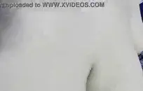 فاتنة في سن المراهقة مع حلمات مثقوبة والحمار الساخنة يحصل مارس الجنس اسلوب هزلي.