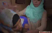 لقد ضاجعت فتاة صديقي أثناء عمله.