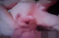 فتاة قرنية تلعب مع دسار بينما الآباء ليسوا في المنزل.