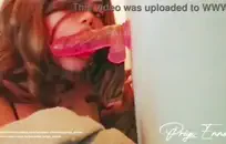 نائب الرئيس براقة في فم سيدة جميلة.