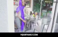 زوجين شابين اللسان ونائب الرئيس على المتسكعون بعضهم البعض.