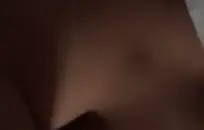 شقراء مثير مع أحمر الشعر الطويل مارس الجنس أمام الكاميرا.