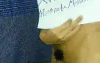 التبول في الكوب وشربه.