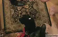 فاتنة الكلية قرنية في ملابس داخلية مثيرة تمتص على الديك.